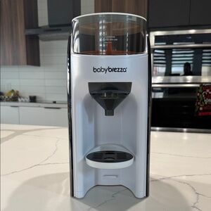 Baby Brezza White Formula Dispenser Like New
